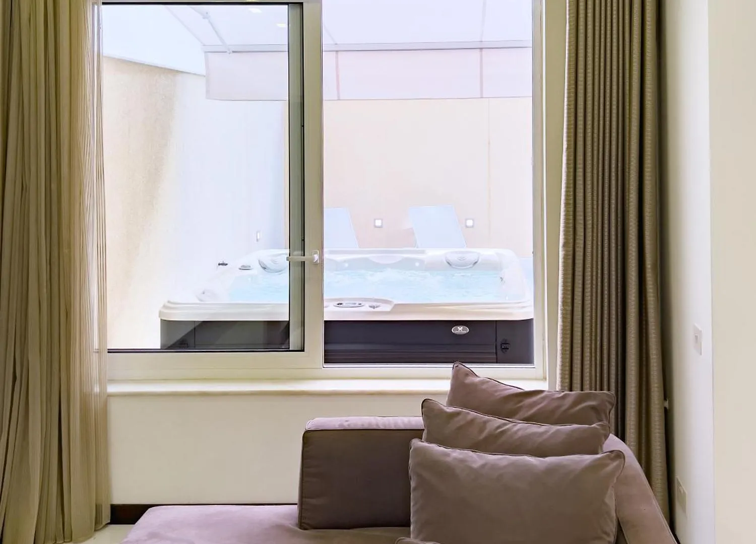 Duplex Maisonette Sliema With Jacuzzi By Arcobnb